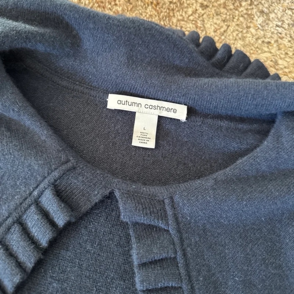 Autumn Cashmere Navy Peter Pan Collared Puff Sleeve 100% Cashmere Sweater
Large - Picture 8 of 12